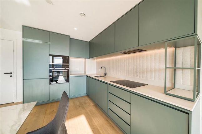 Parkview Avenue, London photo 4