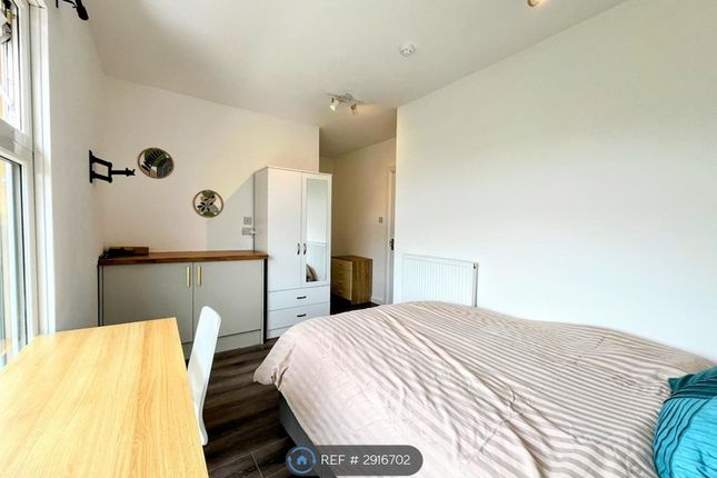Manor Drive North, Worcester Park photo 5
