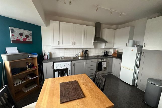 19, Edith Court, Bedfont photo 4