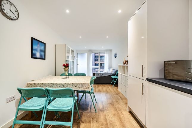 8 Pavilions Court, London photo 2
