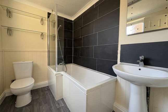 24, Cobholm Road, Great Yarmouth photo 3