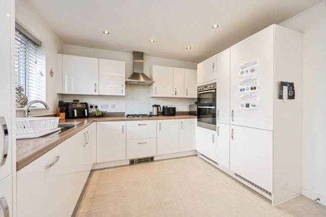 10, Hensman Close, Northamptonshire photo 4