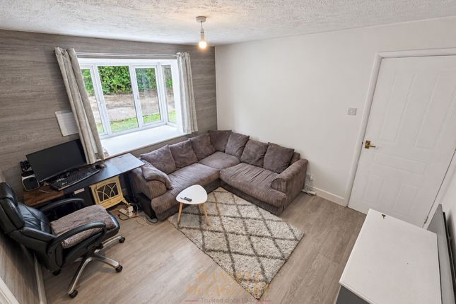 56 Lyon Close, Crawley photo 2