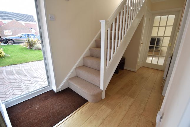 Detached house to rent in Wiveton Close, Luton, Bedfordshire