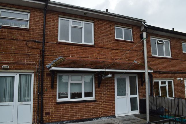 Flat to rent in High Street, Hornchurch