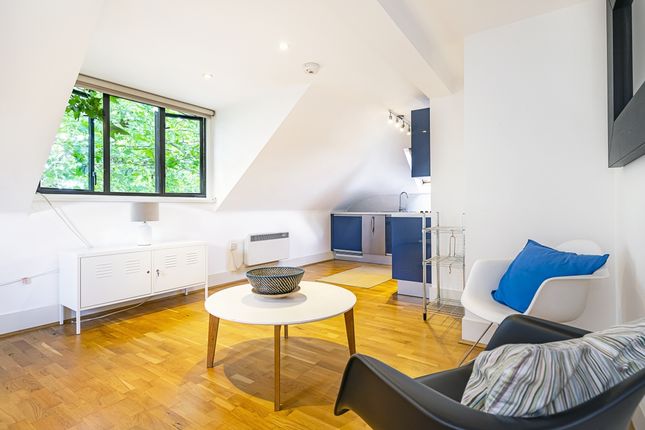 Flat to rent in St. Helens Gardens, London