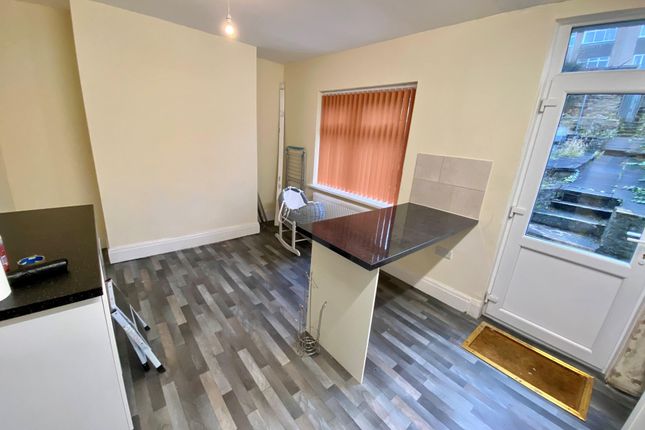 30, Scott Lane West, Keighley photo 3