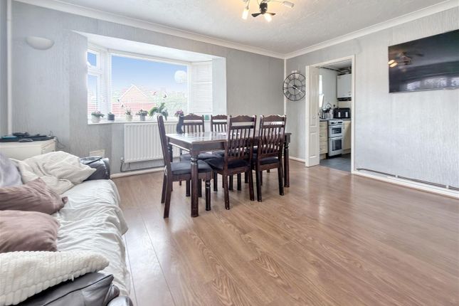 Sparrow Farm Drive, Feltham photo 2