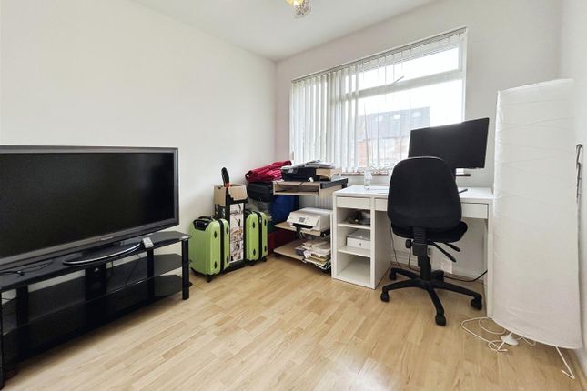 Property for sale in Hill Rise, Luton