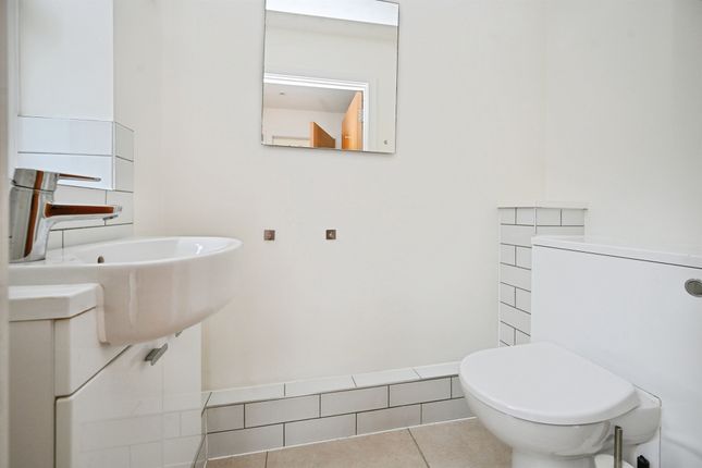 1, Trident Road, Watford photo 4
