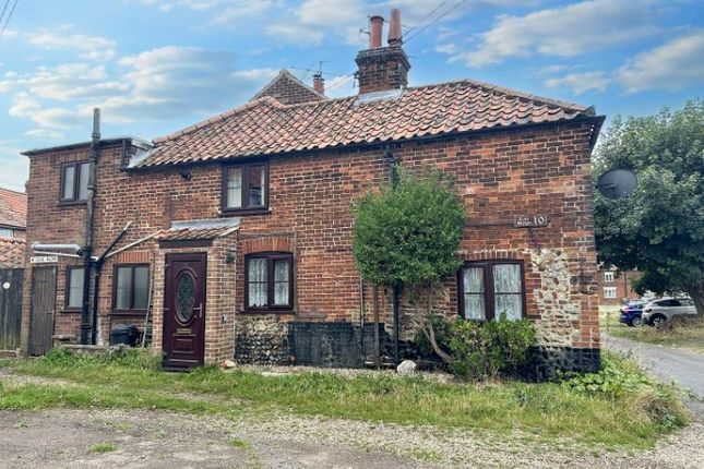 2-bed house on 10, The Green, Hempton, £800/mo