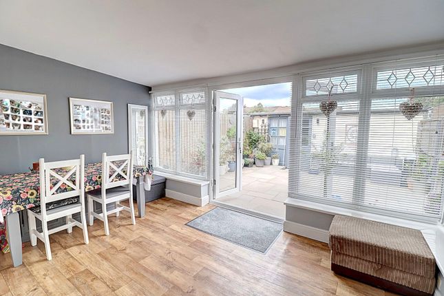 21, Pine Walk, High Wycombe photo 5