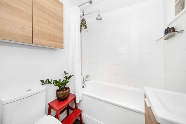 Flat for sale in Lugard Road, Peckham, London