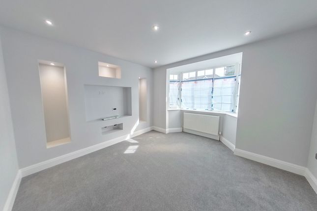 2 Mafeking Road, Wraysbury photo 3