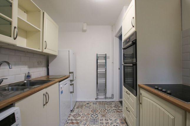 4, Blenheim Close, Wokingham photo 4