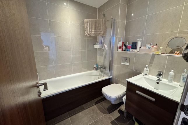 Apartment 304, 1, Metropolitan House, Hagley Road, Birmingham photo 3