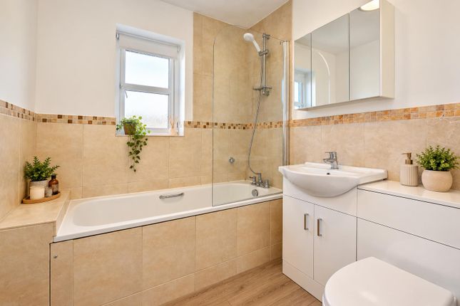 43 Meath Green Lane, Horley photo 4