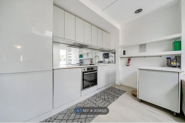 First Floor Flat, Malton Street, London photo 3