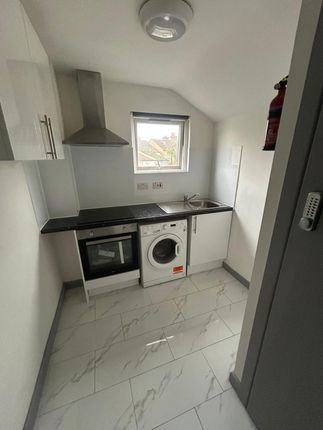 44, Hillside, Slough, Berkshire photo 4