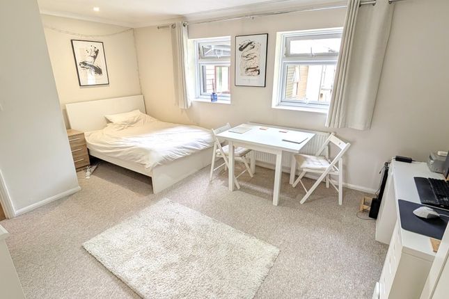 20, Raglan Road, Woking photo 3