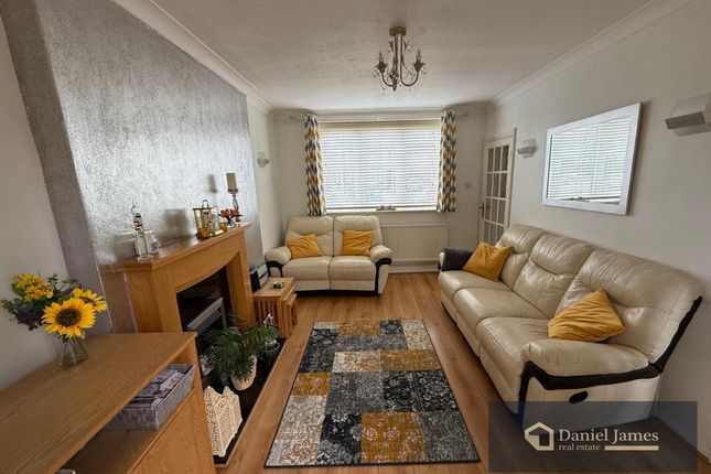 16, Hood Walk, Romford photo 3