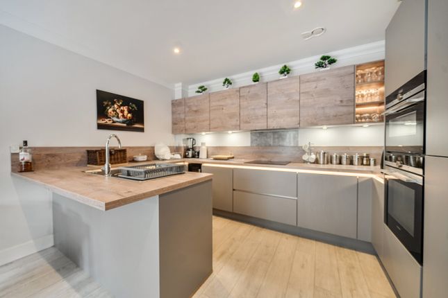 Flat 8, Connaught House, 12, London Road, Surrey photo 4