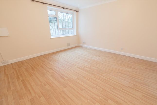215, Dedworth Road, Windsor photo 3