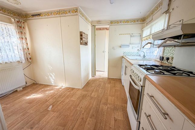 23 The Spinney, Sacketts Grove, Clacton-On-Sea photo 3