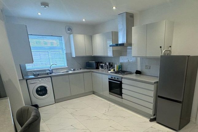 5 Bedroom Semi-Detached House To Let