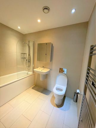 Flat to rent in Connaught Road, London