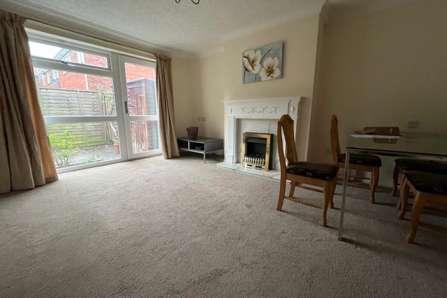 Flat to rent in Chesford Crescent, Warwick