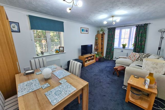 23,Flat 3, Hawkers Close, Southampton photo 2