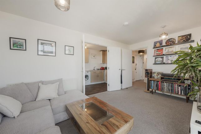 Flat 26, 1, The Roundway, London photo 4
