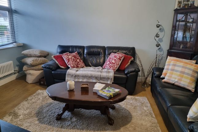 15 Wendover Road, Burnham, Slough photo 2