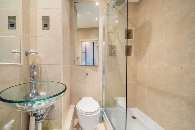 Flat 371, Russell Court, Woburn Place, London photo 4