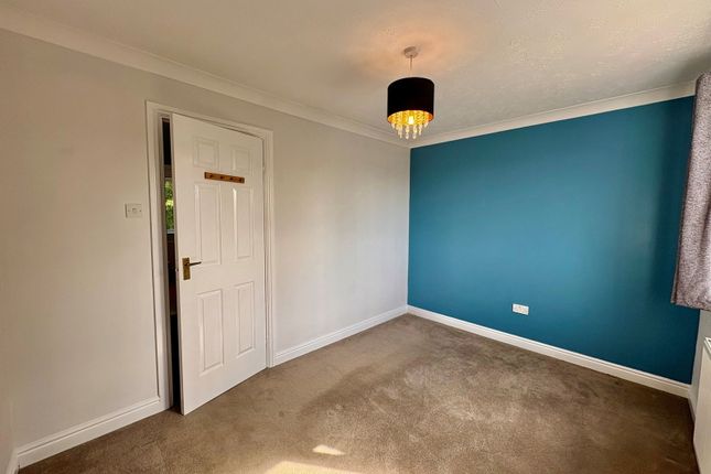 7, Perrott Gardens, Brierley Hill photo 5