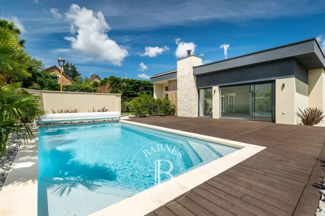 Thumbnail Villa for sale in Croissy-Sur-Seine, 78290, France