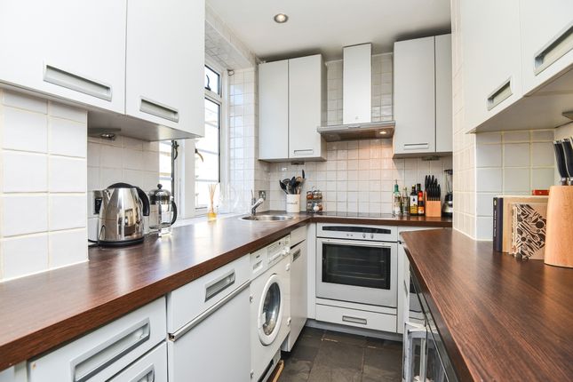 Flat to rent in Vicarage Gate, London