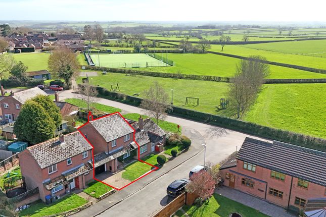 4, Hallfield, Atherstone photo 2