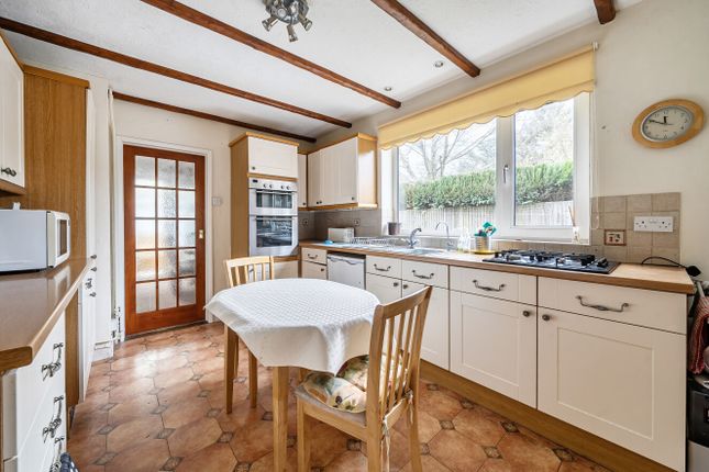 2, Geales Crescent, Hampshire photo 3