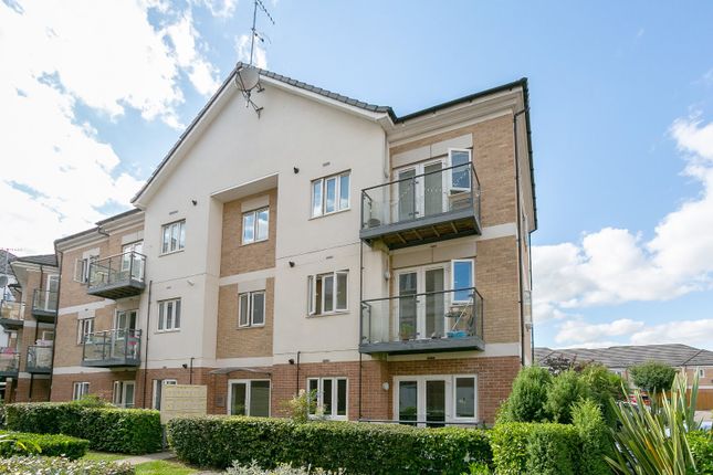 Flat to rent in Oliver Court, Ley Farm Close, Watford, Herts