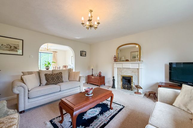 5, Woodleigh Grove, Huddersfield photo 3