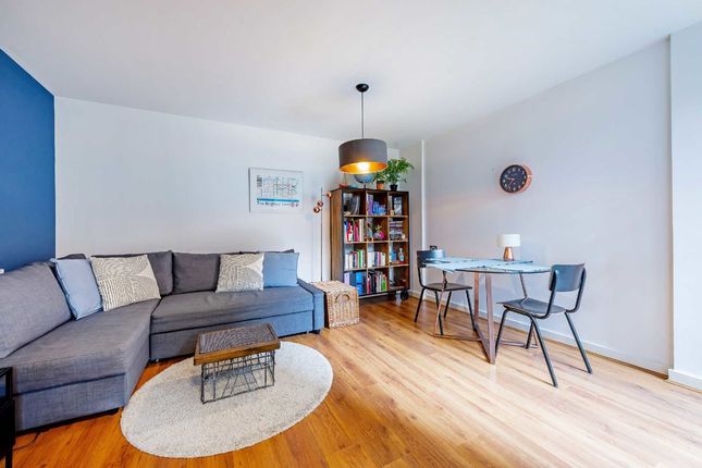 Flat to rent in Market Road, London