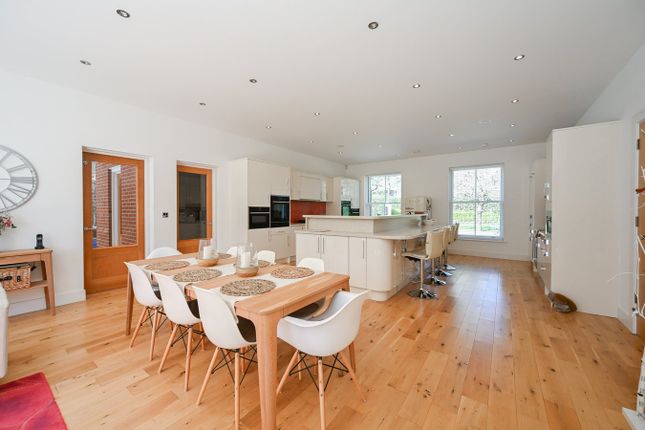 19, Avon Castle Drive, Ringwood photo 4