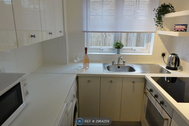 St Edmunds Close, London photo 3