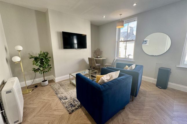 Flat 5, 50-51, Albemarle Crescent, Scarborough photo 4