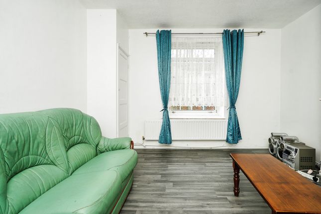 Flat for sale in Old Kent Road, London