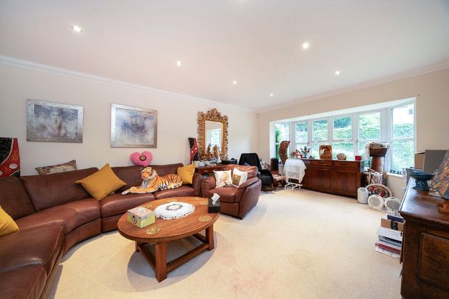 26, Denewood Close, Hertfordshire photo 2