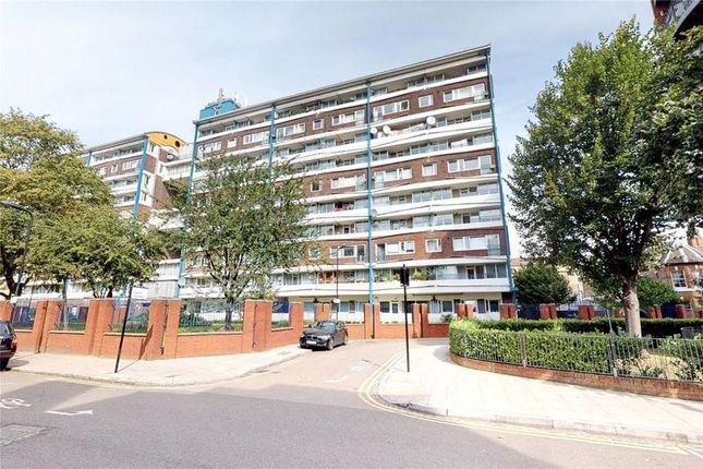 Flat for sale in Pitcairn House, St. Thomas's Square, Hackney