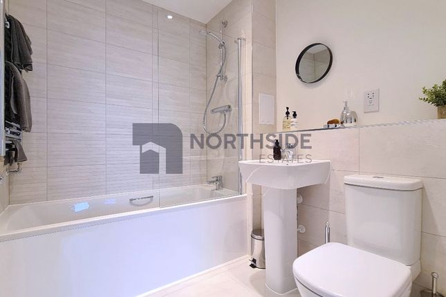 Flat to rent in Viscount House, Lakeside Drive, London